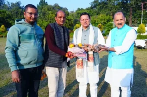 उत्तराखंड की सांस्कृतिक धरोहर को बढ़ावा विधायक जीना ने मुख्यमंत्री को किए विशेष उपहार