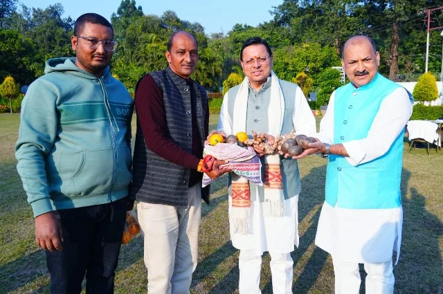 उत्तराखंड की सांस्कृतिक धरोहर को बढ़ावा विधायक जीना ने मुख्यमंत्री को किए विशेष उपहार