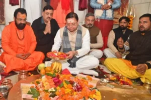 दक्षेश्वर महादेव मंदिर में सीएम धामी का पूजन, अखाड़ा पदाधिकारियों से मुलाकात