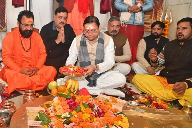 दक्षेश्वर महादेव मंदिर में सीएम धामी का पूजन, अखाड़ा पदाधिकारियों से मुलाकात