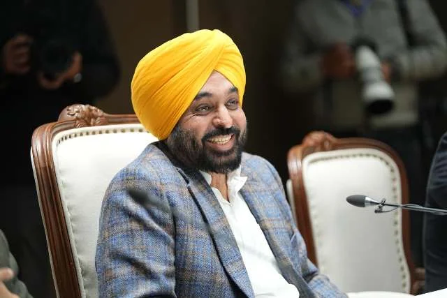 मगसीपा में सीएम मान का अधिकारियों से संवाद