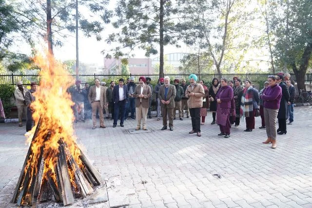 लोक संगीत और नृत्य के साथ अनाज भवन में लोहड़ी समारोह