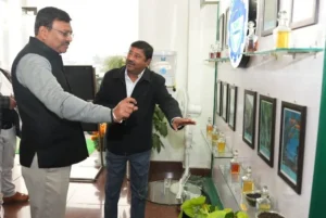 सेलाकुई दौरे में मुख्य सचिव ने सगंध पौधा केंद्र के कार्यों की समीक्षा की