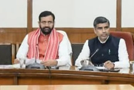 10वीं-12वीं बोर्ड परीक्षा को पारदर्शी ढंग से कराने पर सरकार का जोर