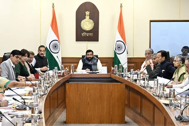 चंडीगढ़ में समीक्षा बैठक, परियोजनाओं पर सैनी सख्त