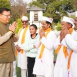 होल्यारों ने पारंपरिक अंदाज में दी मुख्यमंत्री को होली की शुभकामनाएं