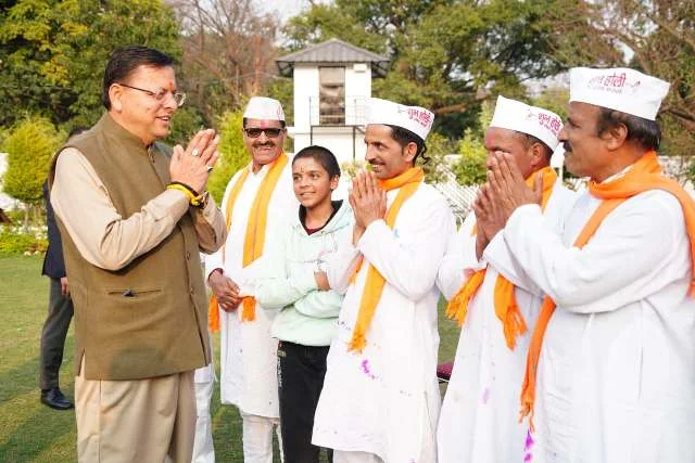 होल्यारों ने पारंपरिक अंदाज में दी मुख्यमंत्री को होली की शुभकामनाएं