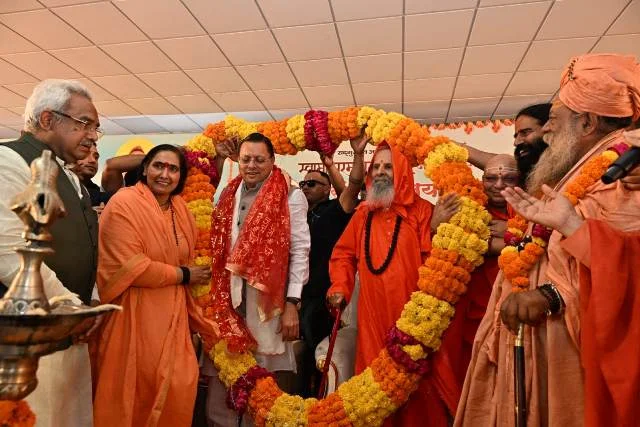 गंगा घाट लोकार्पण समारोह में सीएम धामी ने धार्मिक आयोजन में भाग लिया