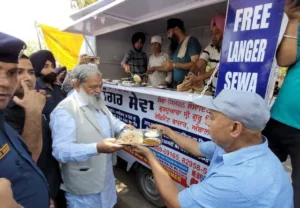 गुरुद्वारा रेजिमेंट बाजार की पहल, संगत के लिए फ्री लंगर सेवा वैन लॉन्च