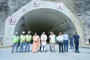 भूस्खलन संभावित क्षेत्रों और निर्माण कार्यों का सीएम धामी ने किया निरीक्षण