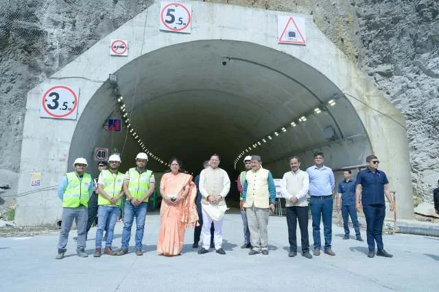 भूस्खलन संभावित क्षेत्रों और निर्माण कार्यों का सीएम धामी ने किया निरीक्षण