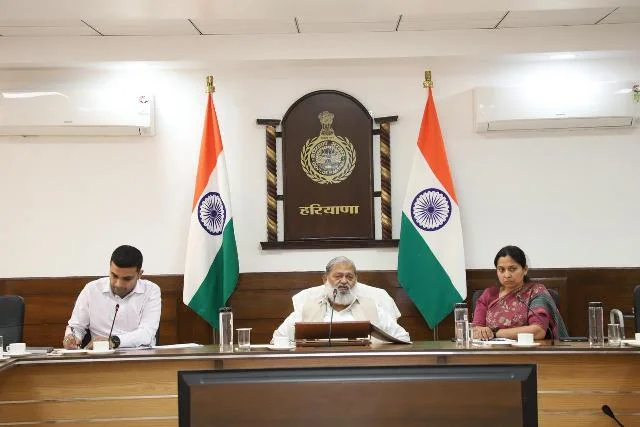 सरकारी भवनों में सोलर सिस्टम लागू करने और पीएम सूर्य घर योजना पर जोर