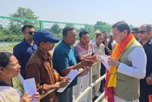 जनप्रतिनिधियों और स्थानीय लोगों से मुलाकात कर मुख्यमंत्री ने लिया फीडबैक