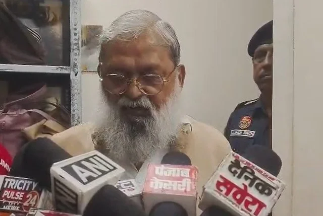 पंचकूला स्थित यूएचबीवीएन कॉल सेंटर पहुंचकर मंत्री ने जांची कार्यप्रणाली