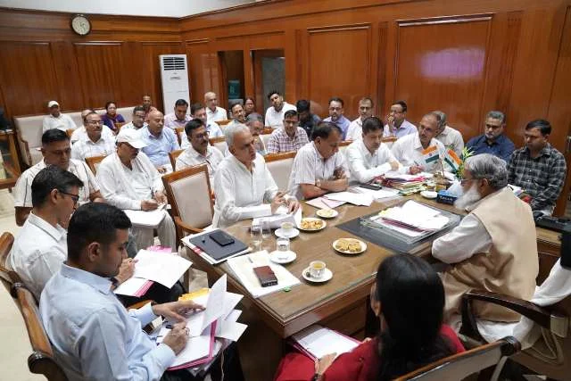 पावर कॉरपोरेशन वर्कर्स यूनियन के साथ बैठक में कर्मचारियों की मांगों पर चर्चा