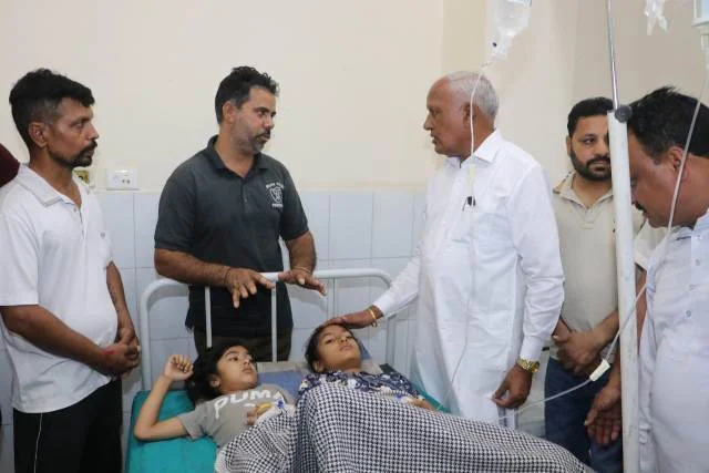 सिविल अस्पताल में भर्ती लोगों से मिले मंत्री, तुरंत इलाज सुनिश्चित करने को कहा