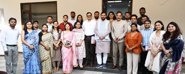 सुशासन और जनसेवा को मजबूत करने पर समीक्षा बैठक में जोर