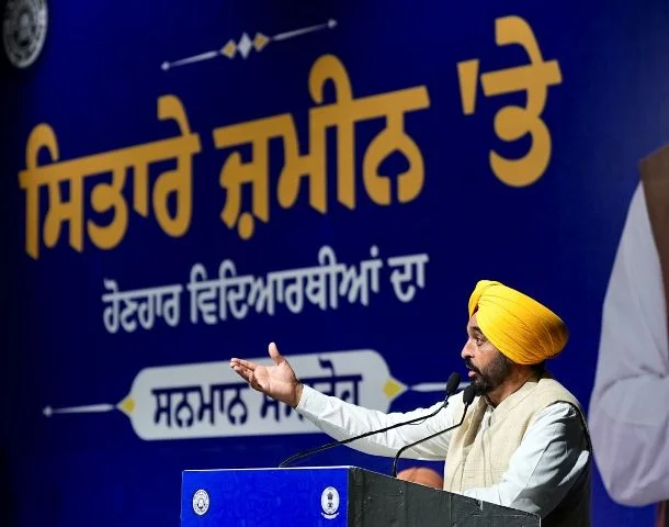 ‘सितारे ज़मीन पर’ कार्यक्रम में मेधावी विद्यार्थियों को मुख्यमंत्री ने किया सम्मानित