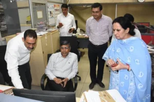 अधिकारियों-कर्मचारियों की उपस्थिति और फाइल निपटान व्यवस्था की जांच