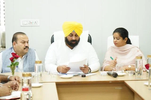 जनसुविधाओं को बेहतर बनाने के लिए समयबद्ध परियोजनाओं पर सरकार का फोकस