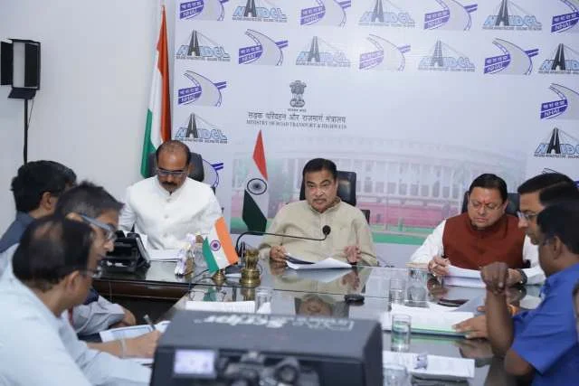 लंबित सड़क परियोजनाओं के शीघ्र अनुमोदन का धामी ने केंद्र से किया आग्रह