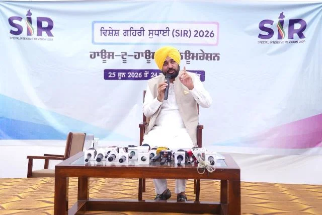 CM ने स्वयं भरा गणना फॉर्म, नागरिकों से वोट सत्यापन अभियान में जुड़ने का आह्वान